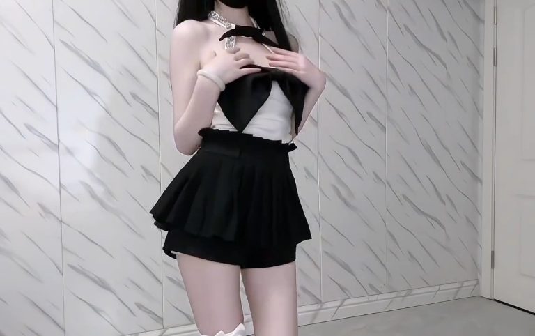 黑白裙装女子室内舞蹈片段视频封面
